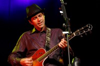 Uma das minhas grandes paixões, Leoni. Vale a pena conferir o trabalho desse cara! 